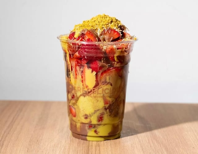 Strawberry Dubai Chocolate Cup (16oz).