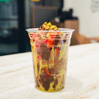Strawberry Dubai Chocolate Cup (16oz)
