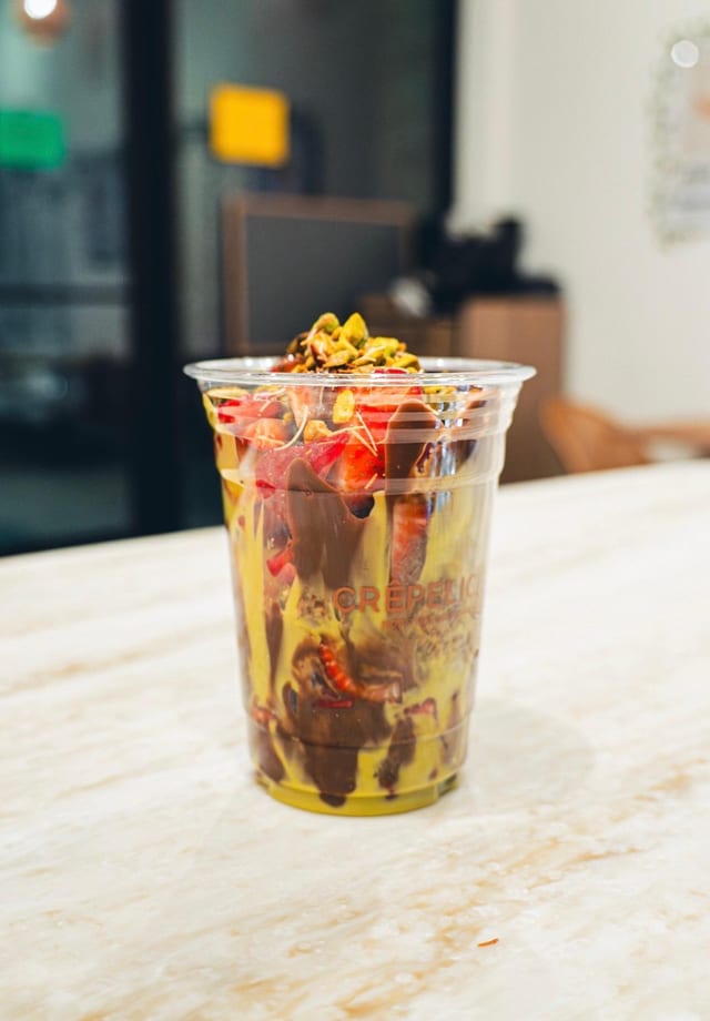 Strawberry Dubai Chocolate Cup (16oz).
